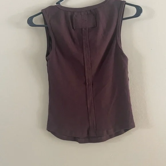 Basic Ribbed Tank Top - Picture 2 of 3